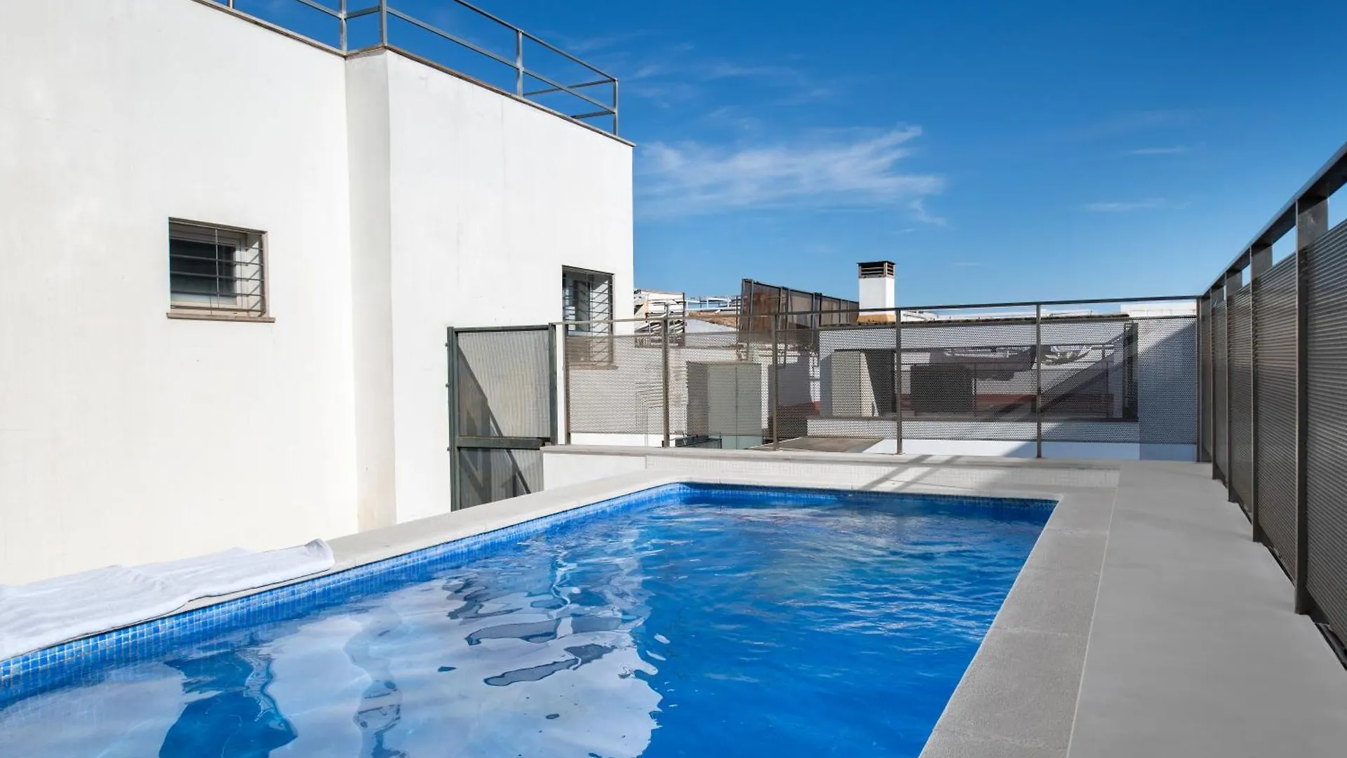 Urban Oasis Apartment With Pool & Free Parking Sevilla